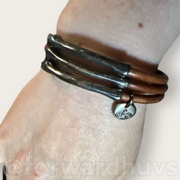 Trades by Haim Shahar | Triple Bar Brown Leather Unisex Bracelet - Picture 3 of 12
